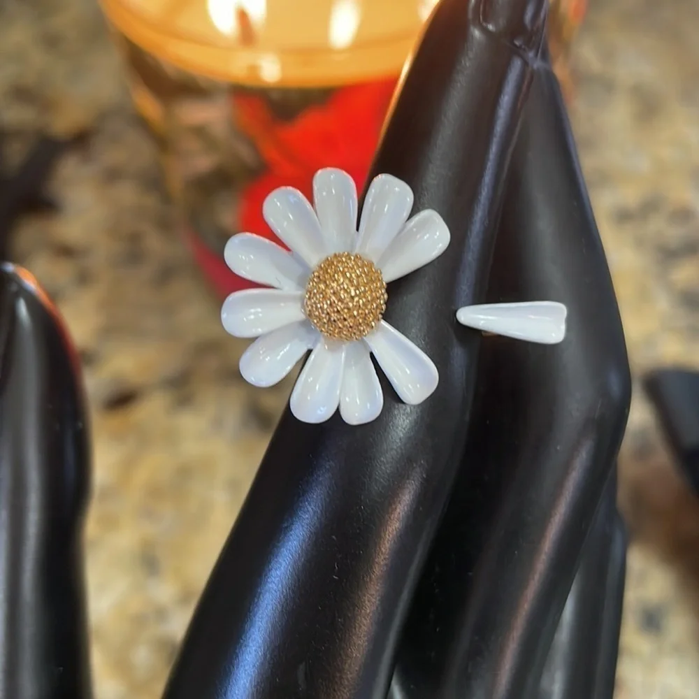 Into The Bloom Daisy Flower Ring - Picture 11 of 12